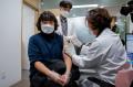 Perawat Panti Jompo di Korea Selatan Terima Vaksinasi Tahap Pertama