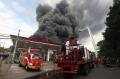 Kebakaran Gudang Palet Plastik di Surabaya