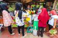 Kembali Ramai Peziarah, Pedagang Bunga Tabur TPU Karet Bivak Kebanjiran Pembeli