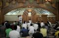 Safari Ramadan Pertama, Kang Emil Salat Tarawih di Masjid Pusdai Bandung