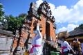 Terapkan Prokes, Umat Hindu di Bali Khusyuk Rayakan Galungan