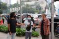 Pewarta Foto Indonesia Jakarta Berbagi Takjil di Kawasan Bundaran HI