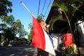 KRI Nanggala-402 Tenggelam, Keluarga TNI AL Kibarkan Bendera Setengah Tiang