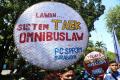 Bawa Poster Semaoen dan Marsinah, Buruh Jawa Timur Desak Pemerintah Cabut Omnibus Law