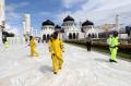 Polisi Gelar Penyemprotan Disinfektan di Masjid Raya Baiturrahman Aceh