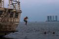 Aksi Nyali Anak Pesisir Melompat Dari Atas Kapal di Pelabuhan Kali Adem