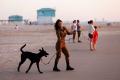 Israel-Hamas Gencatan Senjata, Tentara Cantik Israel Ini Asik Bermain di Pantai Bersama Anjingnya