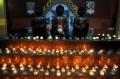 Peringati Hari Tri Suci Waisak BE, Umat Budha Nyalakan Api Pelita