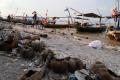Miris, Sampah Berserakan di Pantai Favorit Warga Surabaya