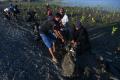 Aksi Gotong Royong Bersihkan Pantai Dupa Indah Palu