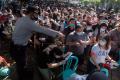 Membludak, Polisi Tertibkan Antrean Vaksinasi Covid-19 Massal di Bali