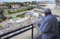 Paus Fransiskus Pimpin Doa dari Balkon Rumah Sakit Gemelli Roma