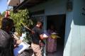 Blusukan Kampung, Petugas Pos Salurkankan Bantuan Sosial Pada Lansia