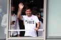 Tiba di Paris, Lionel Messi Lambaikan Tangan ke Penggemarnya