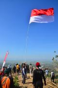 Pengibaran Bendera Merah Putih di Pegunungan Patiayam