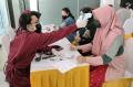 Warga Jakarta Ikuti Vaksinasi di Mobil Vaksin Keliling