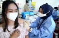 Baim Wong Hangatkan Suasana Vaksinasi Masyarakat Pesisir Gresik Jawa Timur