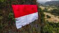 Mapala 45 Makassar Bentangkan Bendera Merah Putih Raksasa di Tebing Leang-Leang