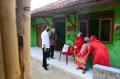 Intip Gaya Selow Jokowi Peringatkan Warga Jaga Prokes di Kampung-kampung