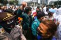Mahasiswa dan Polisi Terlibat Adu Mulut Saat Aksi Perjalanan Satu Tahun Omnibus Law di Monas