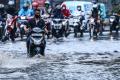 Hujan Deras Sebabkan Ruas Jalan di Kawasan Palmerah Tergenang Air