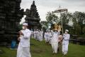 Umat Hindu Gelar Upacara Abhiseka di Candi Prambanan