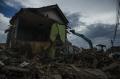 Tangis Warga Warnai Pembongkaran Rumah oleh PT KAI di Bandung