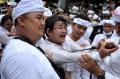 Mengintip Tradisi Ngerebong, Ritual Kesurupan Massal di Bali