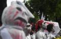 Bawa Boneka Pocong, Buruh Gelar Aksi Unjuk Rasa Tolak UMP di Balai Kota DKI Jakarta