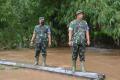 Prajurit TNI Korem 162/WB Bantu Warga Terdampak Banjir di Lombok