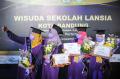 Mengintip Proses Wisuda Sekolah Lansia di Bandung