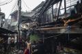 Menyelamatkan yang Tersisa dari Kebakaran Permukiman di Kramat Pulo