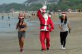 Rayakan Natal, Sinterklas Ini Bersih-bersih Sampah di Pantai Legian Bali