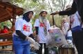 Lestarikan Lingkungan, Sampoerna Bersih-bersih Sampah dan Tanam Bakau di Kebun Raya Mangrove Surabaya