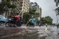 Drainase Tak Berfungsi, Banjir Rendam Jalan Cikini Raya