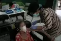 Ragam Ekspresi Opa Oma saat Disuntik Vaksin Booster di Panti Werda Elim Semarang