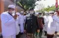 Kenakan Udeng, Anies Baswedan Hadiri Upacara Tawur Agung di Pura Aditya Jaya