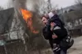 Potret Mengenaskan Warga Irpin di Ukraina Selamatkan Bayi Mungil Saat Dibombardir Rusia