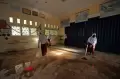 Sekolah Terdampak Banjir, Guru dan Pelajar Kompak Bersih-bersih Kelas