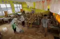 Sekolah Terdampak Banjir, Guru dan Pelajar Kompak Bersih-bersih Kelas