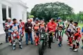 Saat Jokowi Pamer Kawasaki W175 RI 1 Miliknya ke Marc Marquez Cs