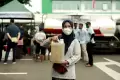 Antrean Minyak Goreng Curah Murah di Pasar Induk Cipinang