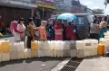 Pakai KTP, Warga Antre Lama Demi Minyak Goreng Curah Seharga Rp15.500 Per Liter