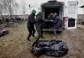 Relawan Evakuasi Mayat Warga Sipil yang Tewas di Jalanan Kota Bucha Ukraina