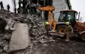 Borodyanka Hancur Lebur, Petugas Kerahkan Eskavator Evakuasi Korban Reruntuhan Gedung