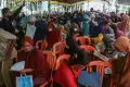 Warga Cairkan Bantuan Subsidi Migor dan Sembako di Kantor Pos Palembang