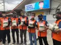 MNC Peduli Berikan Bantuan Beras untuk Porter di Stasiun KAI Bekasi