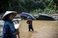 Mobil Warga Terseret Banjir Bandang Akibat Luapan Sungai Cihonje di Sumedang Selatan