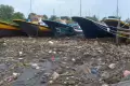 Sampah Botol Plastik Bekas Cemari Pelabuhan Perikanan
