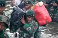 Puluhan Prajurit Banteng Raider Bantu Evakuasi dan Perbaiki Tanggul Jebol di Tanjung Emas
